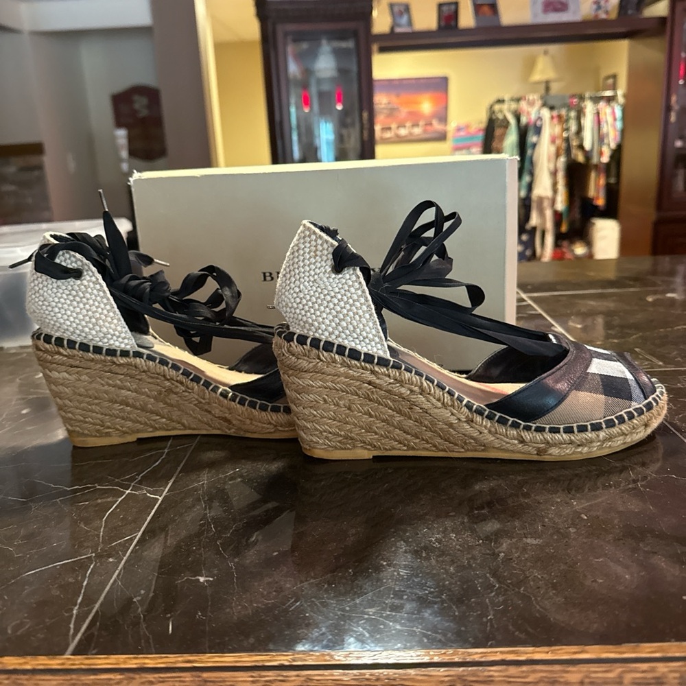 EUC VINTAGE Burberry size 39 nova check woven sandals that strap up the leg - Picture 5 of 8
